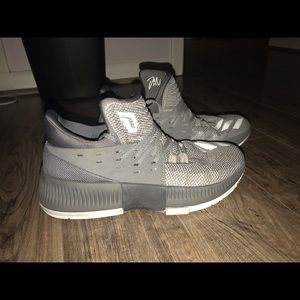 Damian Lillard Basketball Shoes 6.5 MEN, 8 women